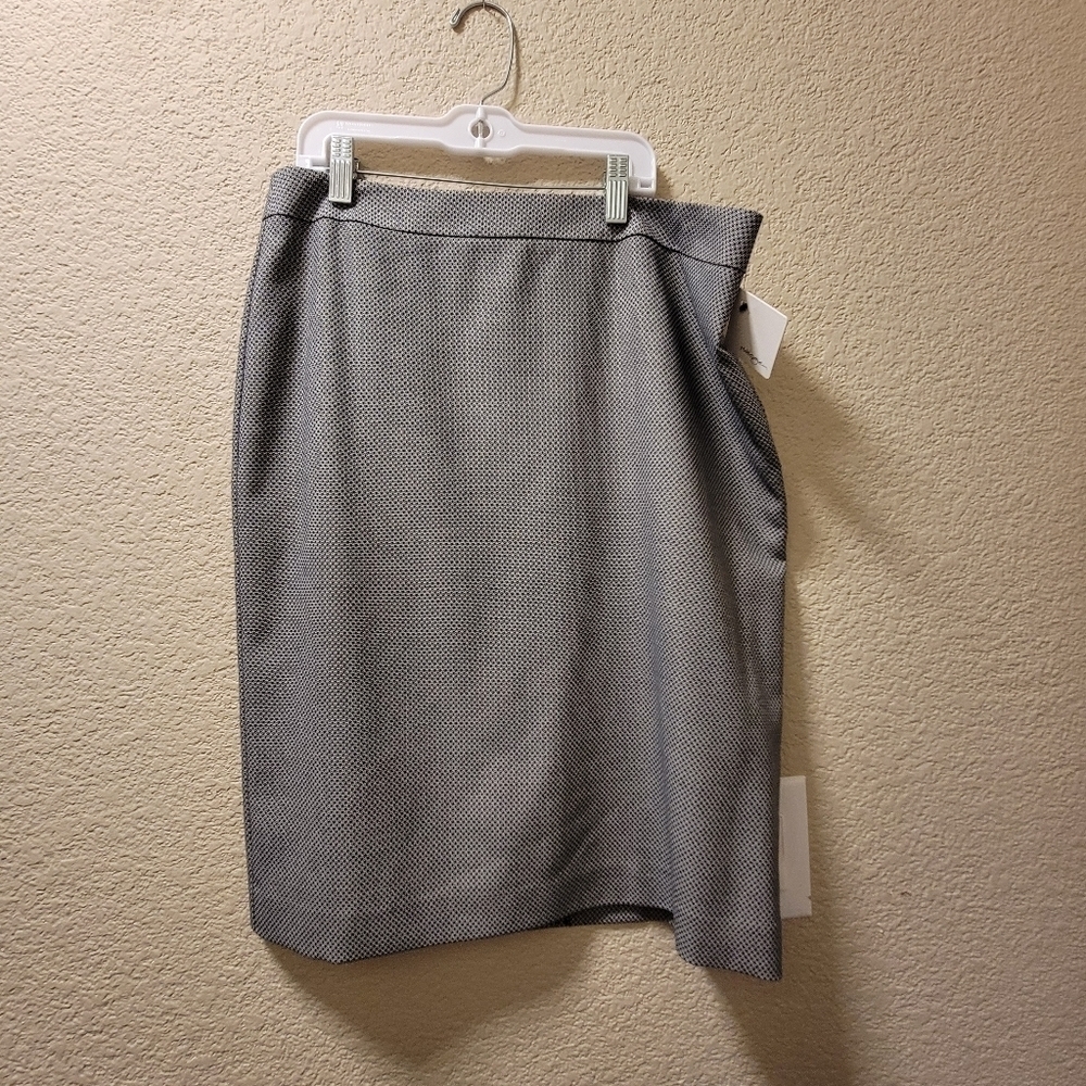 NWT Halogen pencil skirt med gray and white print
